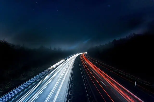 Autobahn bei Nacht